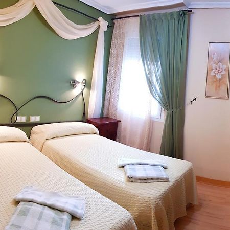 Hostal De La Torre Hostal Economico 바야돌리드 외부 사진