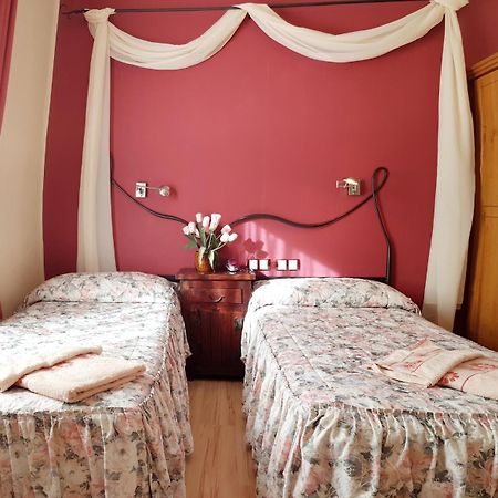 Hostal De La Torre Hostal Economico 바야돌리드 외부 사진