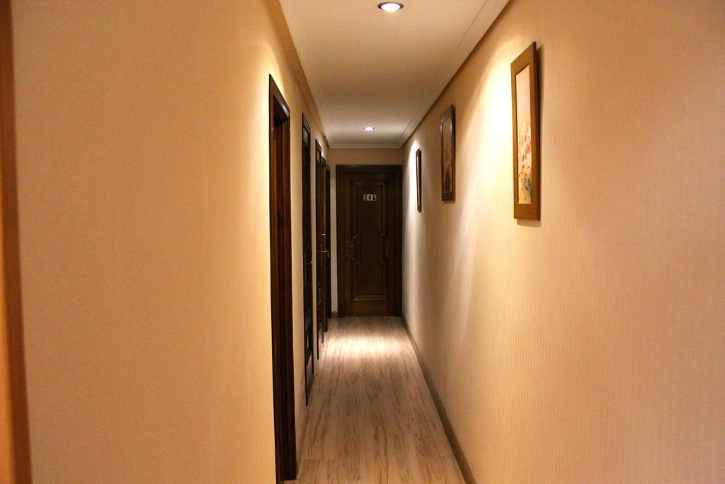 Hostal De La Torre Hostal Economico 바야돌리드 외부 사진