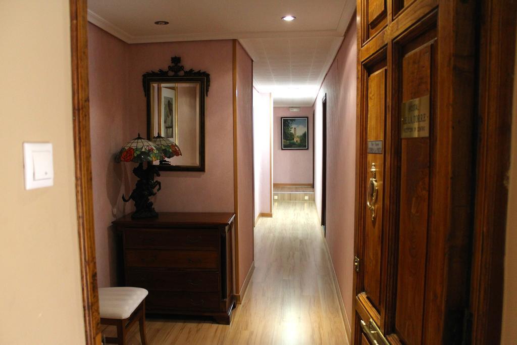 Hostal De La Torre Hostal Economico 바야돌리드 외부 사진
