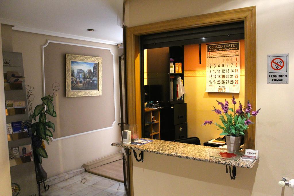 Hostal De La Torre Hostal Economico 바야돌리드 외부 사진
