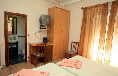 Hostal De La Torre Hostal Economico 바야돌리드 외부 사진