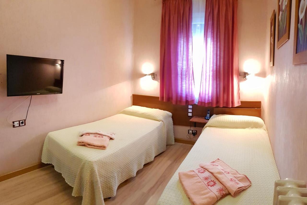 Hostal De La Torre Hostal Economico 바야돌리드 외부 사진