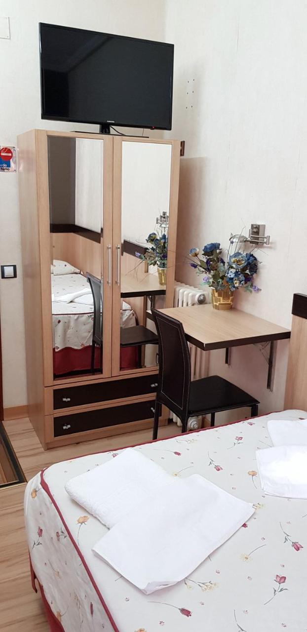 Hostal De La Torre Hostal Economico 바야돌리드 외부 사진