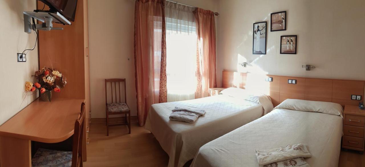Hostal De La Torre Hostal Economico 바야돌리드 외부 사진