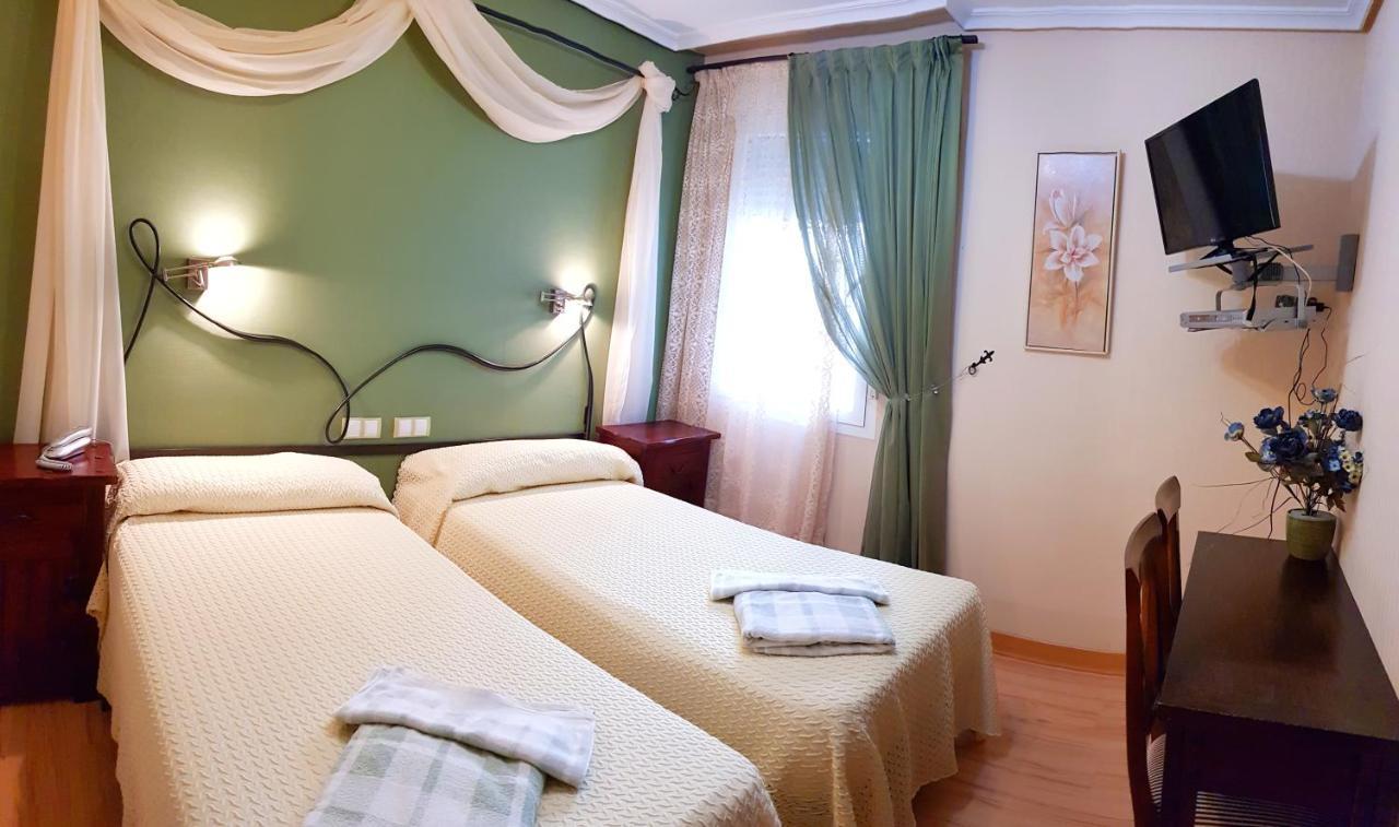 Hostal De La Torre Hostal Economico 바야돌리드 외부 사진