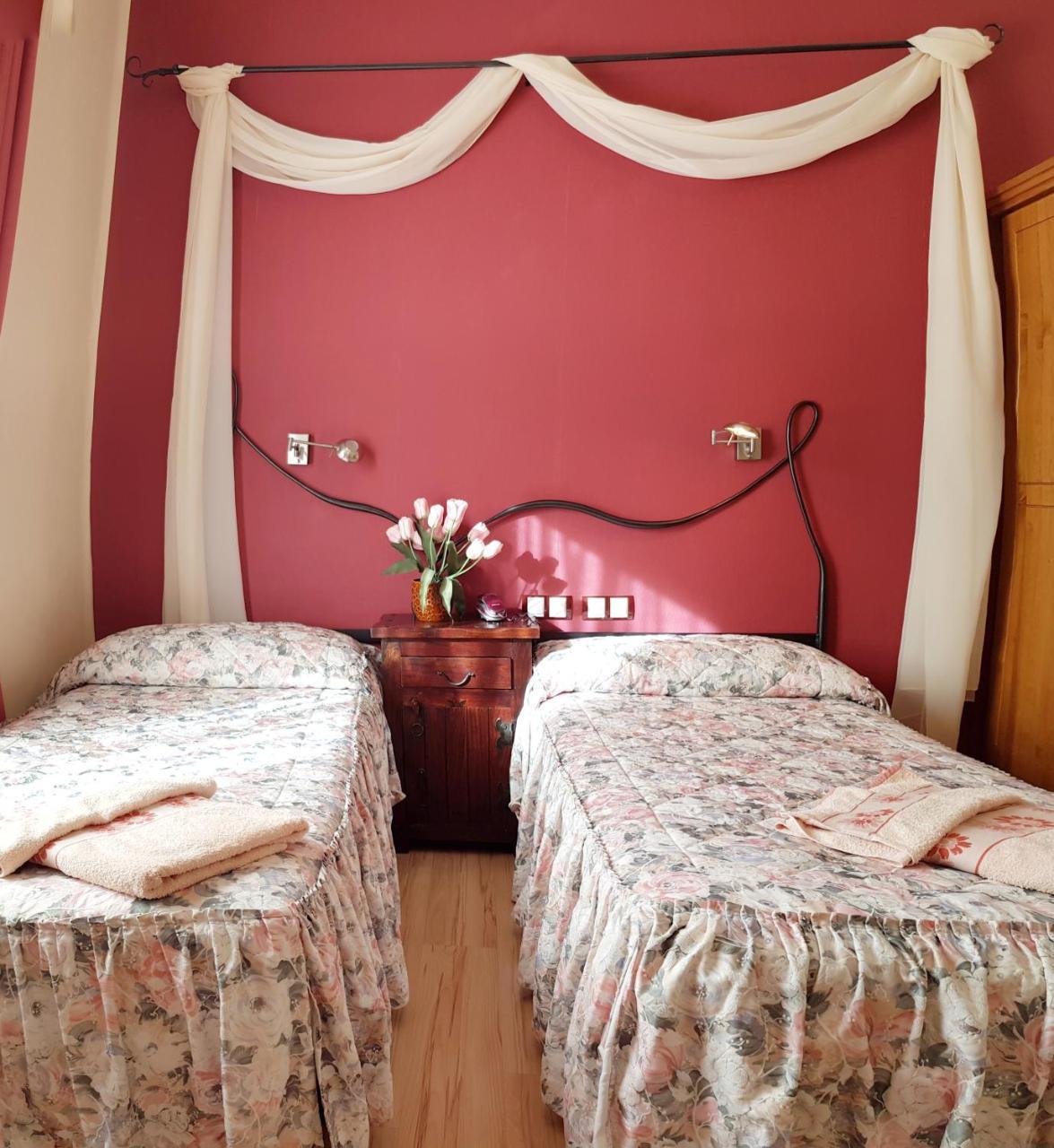Hostal De La Torre Hostal Economico 바야돌리드 외부 사진