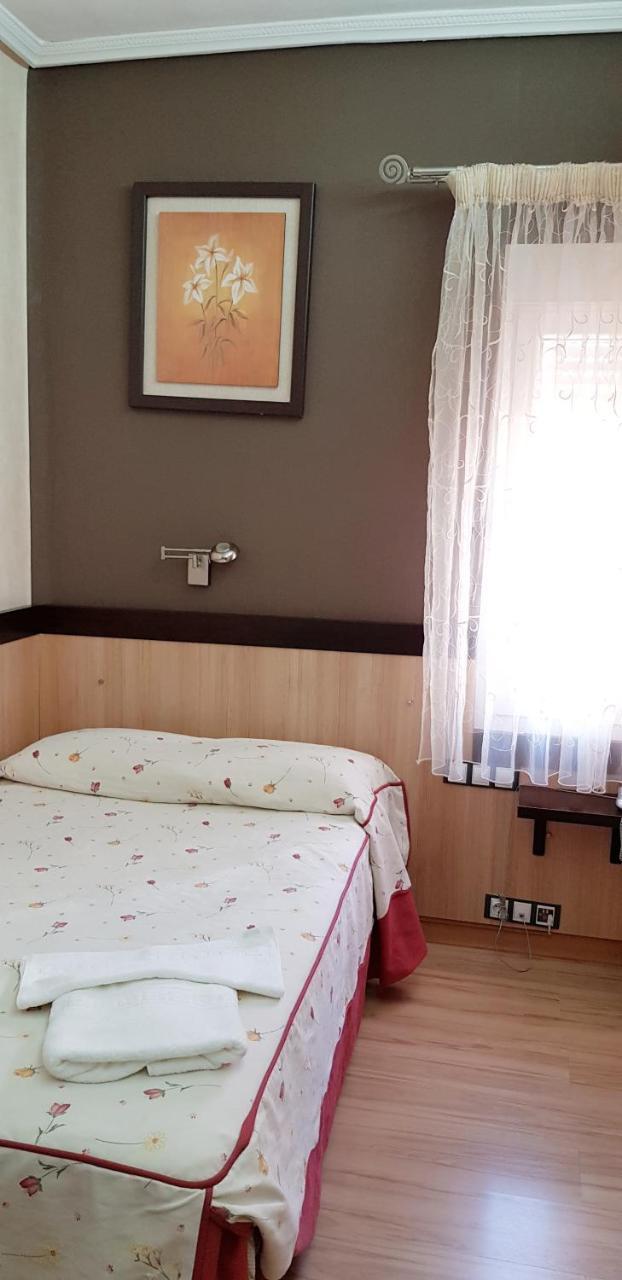 Hostal De La Torre Hostal Economico 바야돌리드 외부 사진